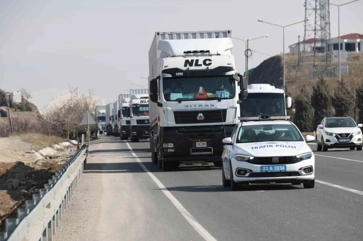 Pakistan’dan çıkan yardım tırları konvoy halinde görüntülendi
