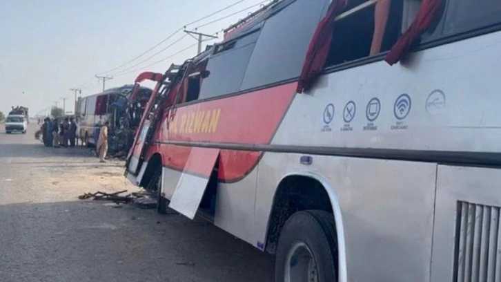 Pakistan'da katliam gibi kaza! Otobüsler çarpıştı: 8 ölü
