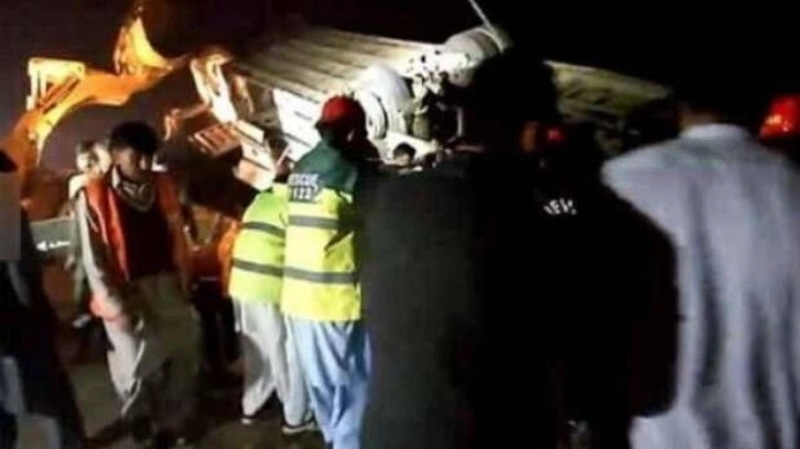 Pakistan'da otobüs kazası: Onlarca ölü ve yaralı var