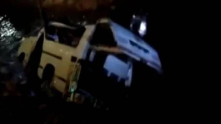 Pakistan'da otobüs şarampole yuvarlandı: 18 ölü