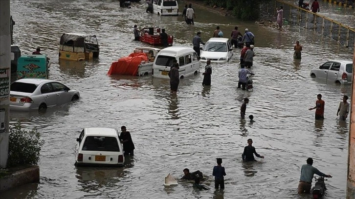 Pakistan'da tahliye işlemi başladı