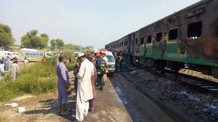 Pakistan'da trende yangın: 7 ölü