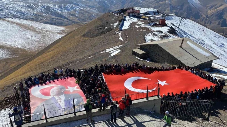 Palandöken’in karlı zirvesinde dinmeyen Cumhuriyet coşkusu
