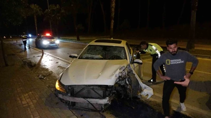 Palmiyeye çarpan lüks otomobil hurdaya döndü
