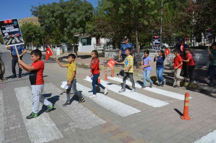 Palu’da yayalara öncelik, hayata saygı duruşu etkinliği
