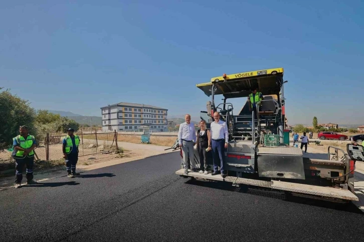Pamukkale’de okul yollarına sıcak asfalt çalışması sürüyor
