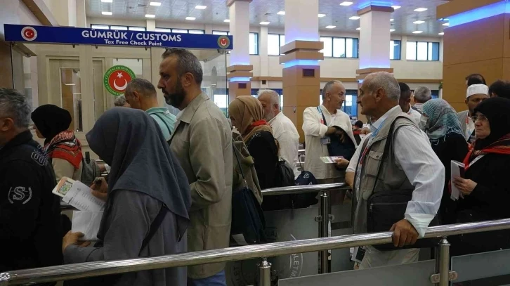 Pandemi yasaklarının ardından Trabzon’dan ilk hacı kafilesi dualarla uğurlandı
