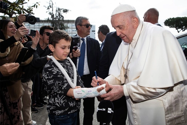 Papa Francis hastaneden taburcu oldu: 'Hala hayattayım'