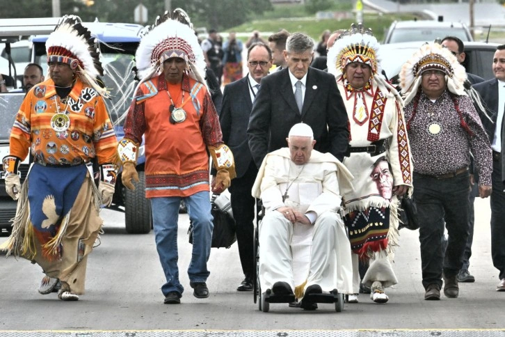 Papa Francis yatılı okullardaki suistimalleri için Kanada’da yerlilerden özür diledi