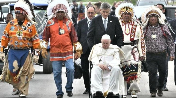 Papa Francis yerel halktan cinsel istismar skandalı nedeniyle özür diledi