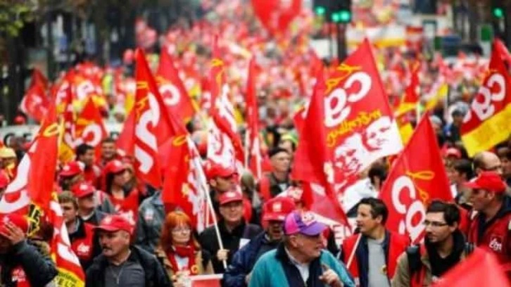 Paris'te düşük maaş protestosu! Hayat pahalılığı nedeniyle Fransa grevlerle sarsılıyor