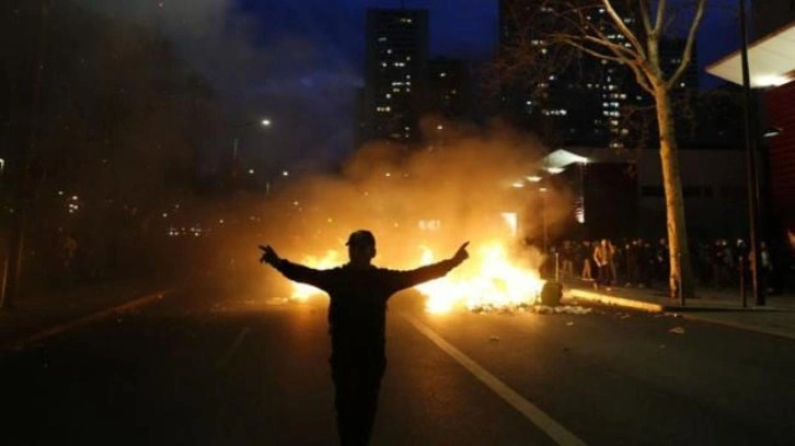 Paris'te protestolar sürüyor: Çok sayıda gözaltı var!