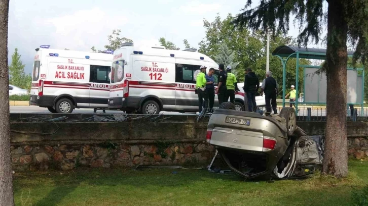 Park halindeki araca çarpan otomobil cami bahçesine uçtu: 11 yaralı
