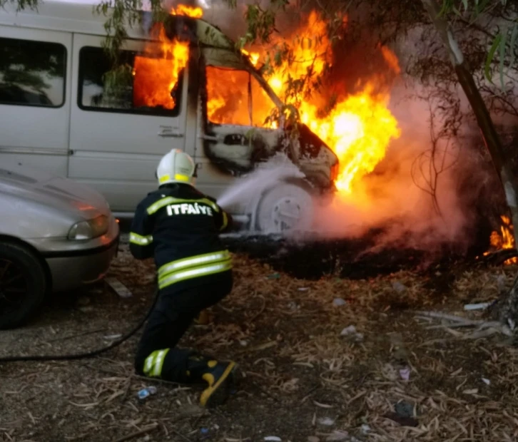 Park halindeki minibüs küle döndü
