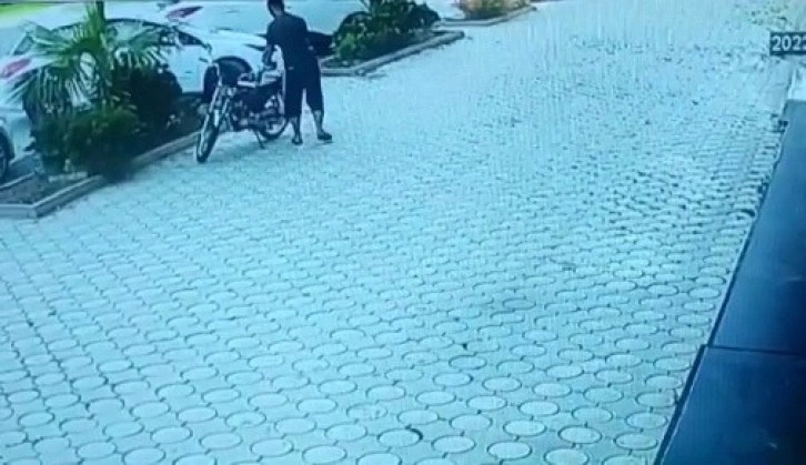 Park halindeki motosikleti sürükleyerek çaldı