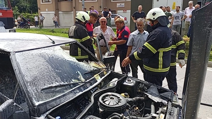 Park halindeki otomobil alev alev yandı
