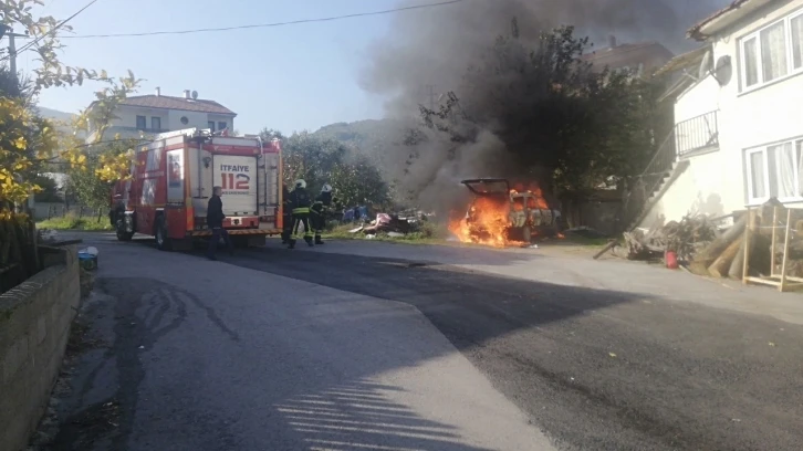 Park halindeki otomobil alev alev yandı
