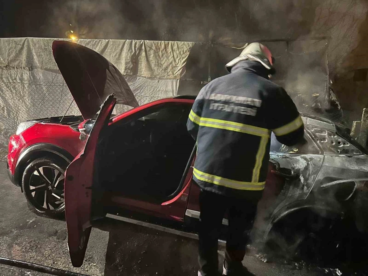 Park halindeki otomobil alev topuna döndü
