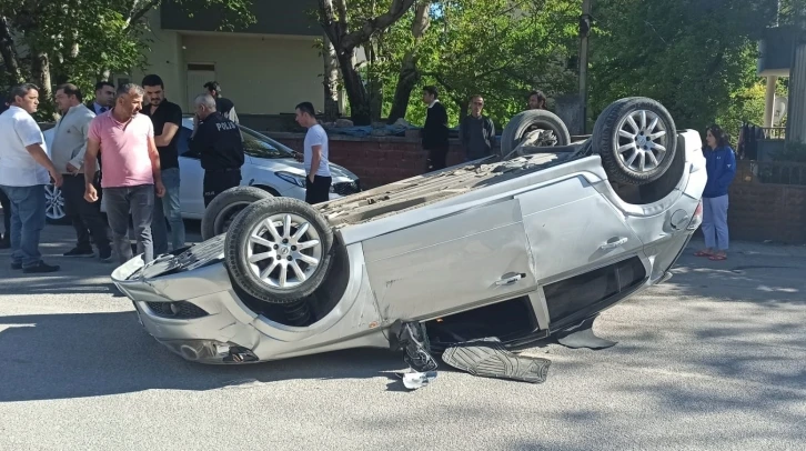 Park halindeki otomobile çarpan araç takla attı: 1 yaralı
