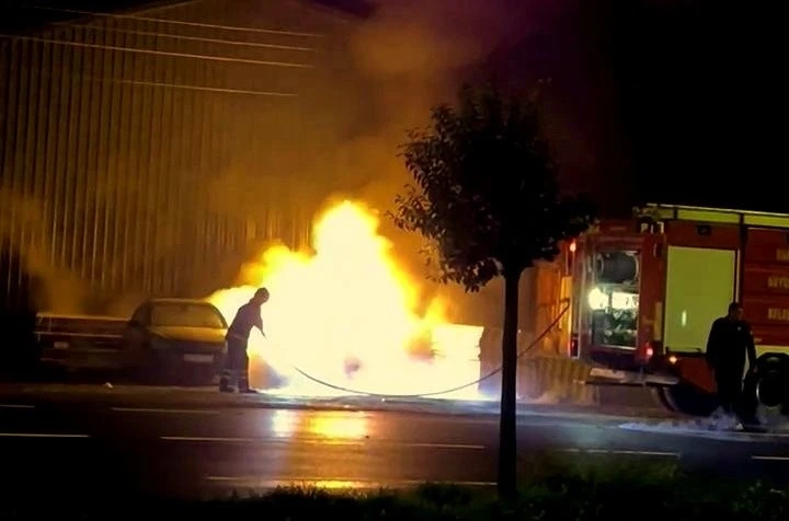 Park halindeki otomobilin kontağını çevirince dehşeti yaşadı: 2 yaralı
