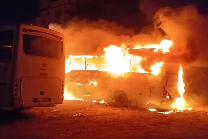 Park halindeki servis midibüsü alev topuna döndü