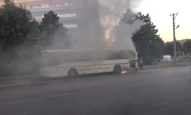 Park halindeki servis otobüsünde yangın çıktı
