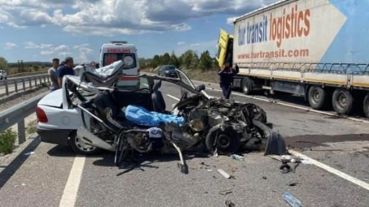 Park halindeki TIR’a çarpan otomobildeki kadın öldü, eşi yaralı