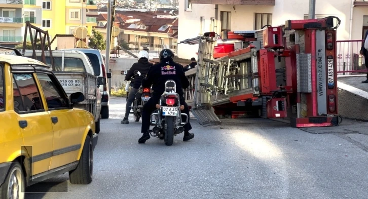 Park halindeki yük taşıma asansörü kaldırıma çıkarak devrildi
