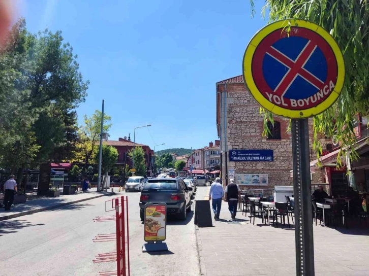 ‘Park yasak’ levhalarına rağmen park edilen araçlar dikkat çekiyor
