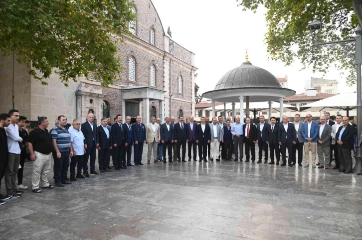 Paşa Camii’nde binlerce kişinin katılımıyla Kurban Bayramı namazı kılındı
