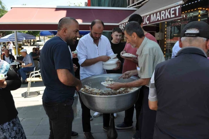 Paşa Mahallesi’nin muhtarı babasının hayrına pilav dağıttı
