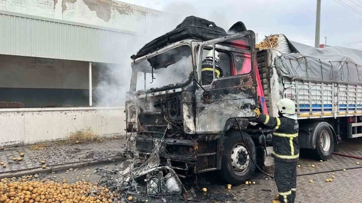 Patates yüklü tırın kupası yanarak küle döndü
