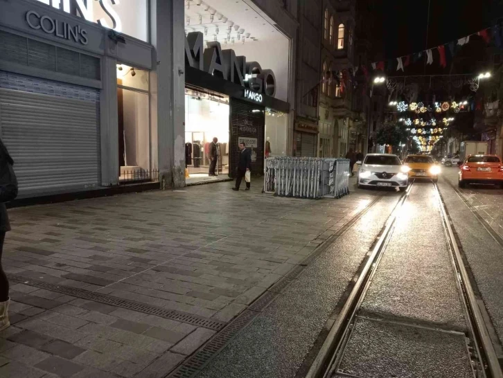 Patlamadan dolayı kapatılan Taksim Meydanı ve İstiklal Caddesi yaya ve araç trafiğine açıldı
