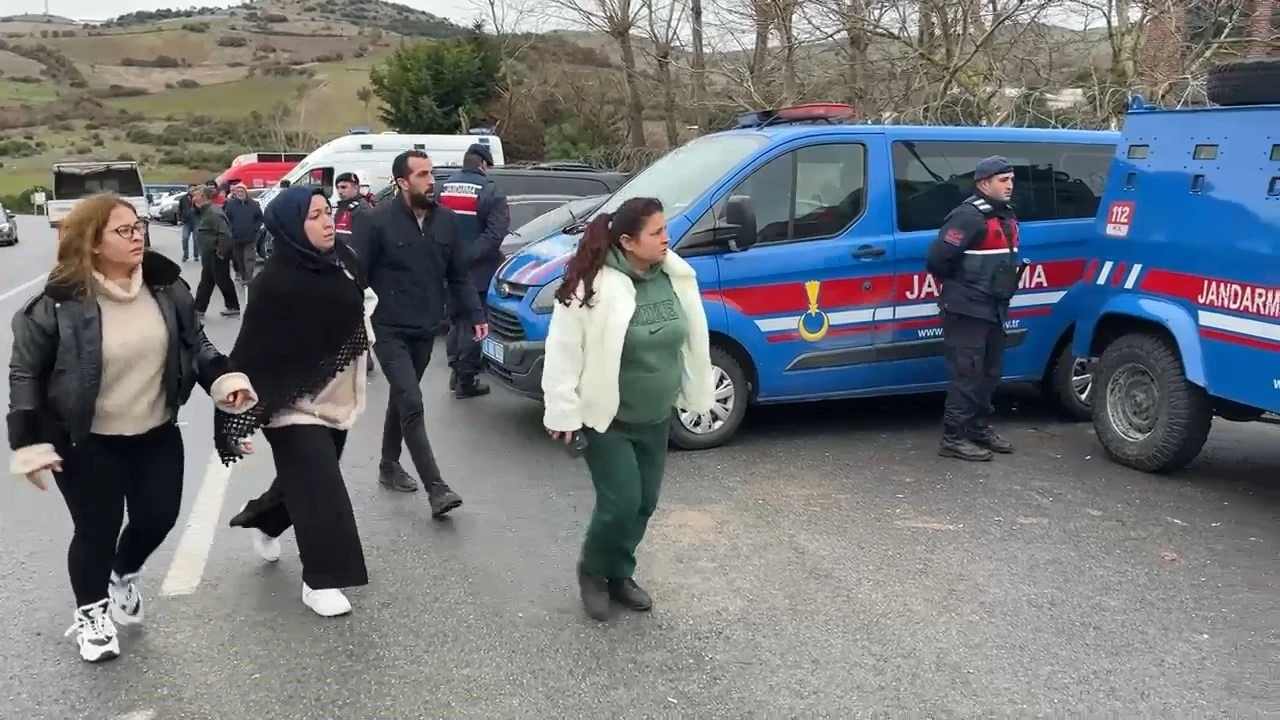 Patlamanın olduğu fabrikaya aileler geldi
