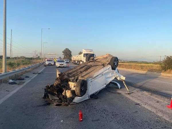 Patlayan lastik yerinden koptu; 3 otomobilin karıştığı kazada 5 yaralı