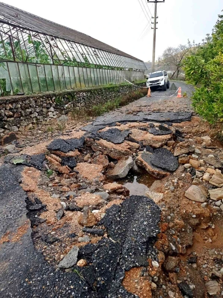 Patlayan su borusu yol ve sera camlarını parçaladı, seralar suyla doldu
