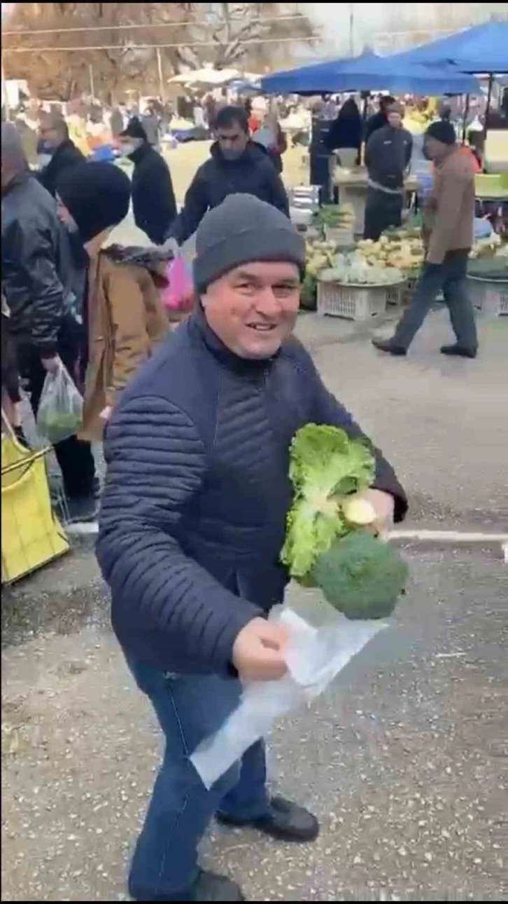 Pazar tezgahını satın aldı, vatandaşlara dağıttı
