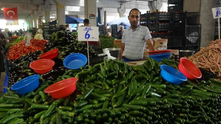 Pazarda meyve ve sebze fiyatları dibi gördü
