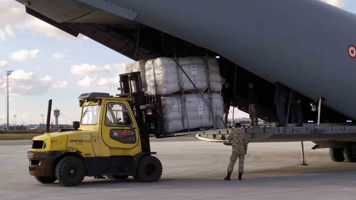 Pek çok ülkeden gelen 11 tır çadır, İstanbul’dan askeri kargo uçaklarıyla yola çıktı
