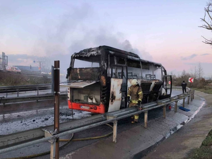 Pendik’te alev alev yanan servis otobüsü küle döndü
