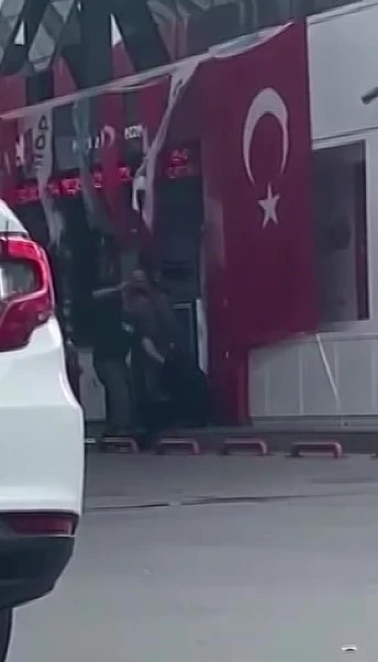 Pendik’te annesini darp eden şahıs çevredekilerin saldırısına uğradı
