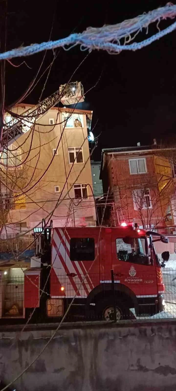 Pendik’te apartman dairesinde yangın paniği
