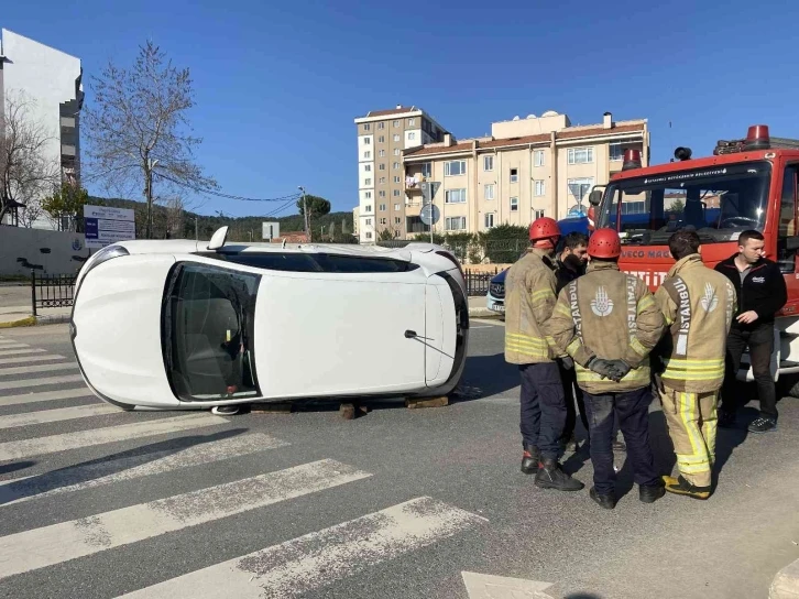 Pendik’te çarpışan otomobillerden biri yan yattı: 1 yaralı
