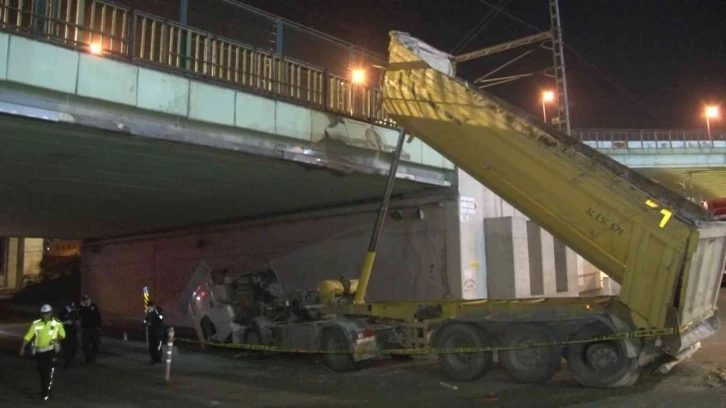 Pendik’te dorsesi açılan kamyon alt geçide çarptı: 1 yaralı
