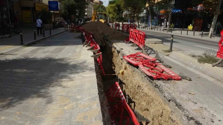 Pendik’te İBB’nin çalışmayı bitiremediği caddede kazalar yaşandı, vatandaş tepki gösterdi
