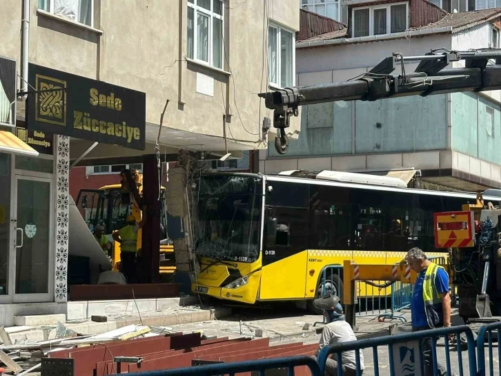 Pendik’te İETT otobüsünün çarptığı binada güçlendirme çalışmaları devam ediyor
