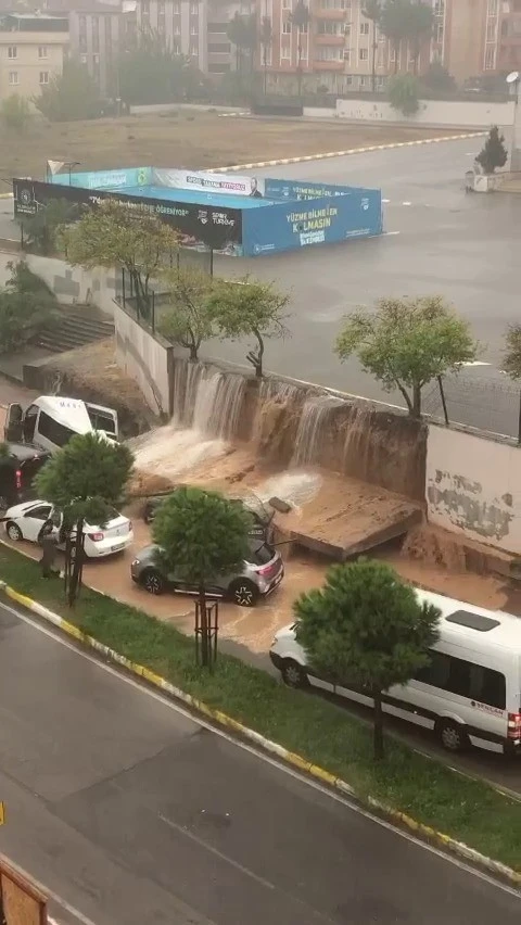 Pendik’te istinat duvarını çöktüğü esnada panik anları böyle görüntülendi
