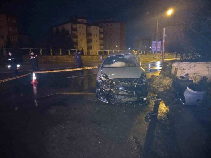 Pendik’te kontrolden çıkan araç duvara çarptı: 2 yaralı
