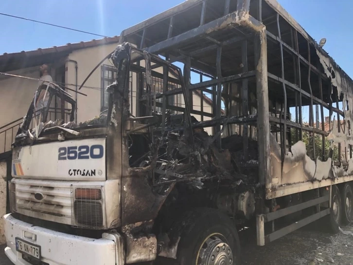 Pendik’te nakliye kamyonu yandı, alevler yan binaya sıçradı
