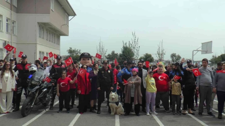 Pendik’te özel öğrenim gören çocukların 23 Nisan coşkusuna polisler ortak oldu
